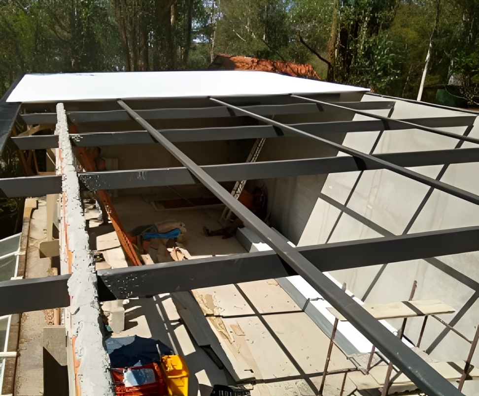 Montagem de cobertura metálica